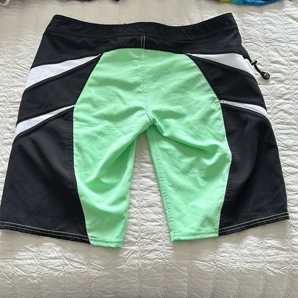 Fox youth size 7 sports shorts with zip pocket, lime, green, and black-white - Picture 7 of 13